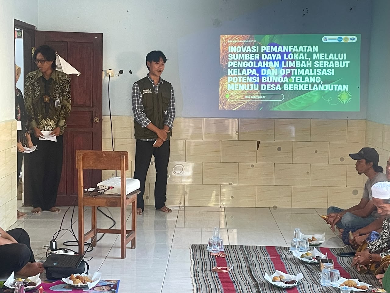 Pemanfaatan Serabut Kelapa sebagai Media Tanam Ramah Lingkungan: Sosialisasi Cocopeat dan Cocopot oleh Kelompok 17 KKN UTM Di Desa Dempo Timur